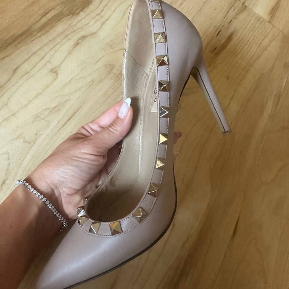 Valentino Women's Studded Heels - classic Poudre color - beautiful - Picture 4 of 7